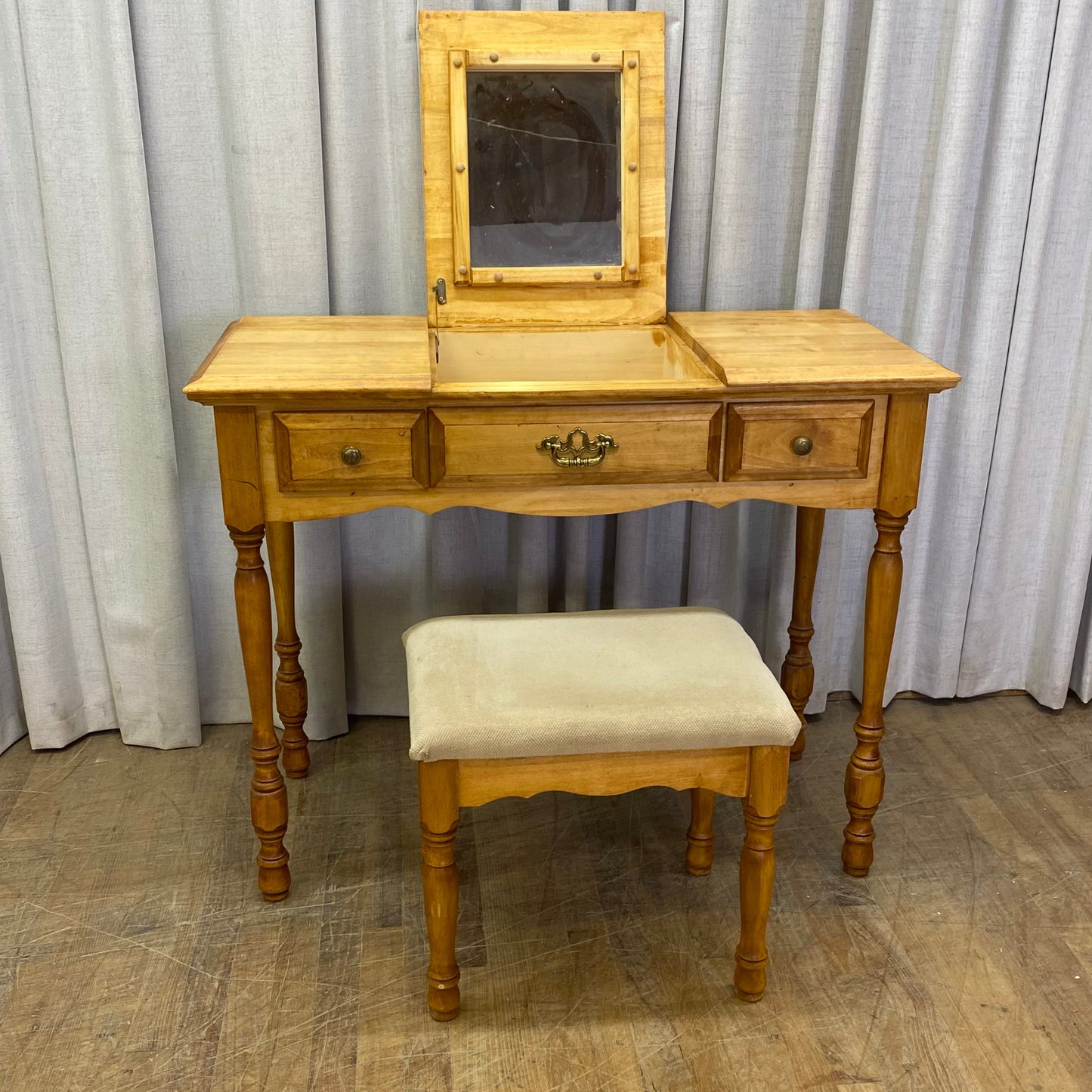 Flip Top Vanity with Stool