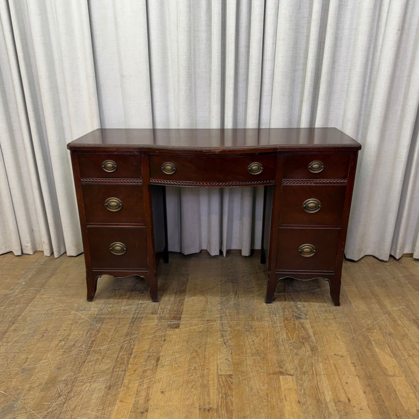 Hepplewhtie Pie Crust Desk