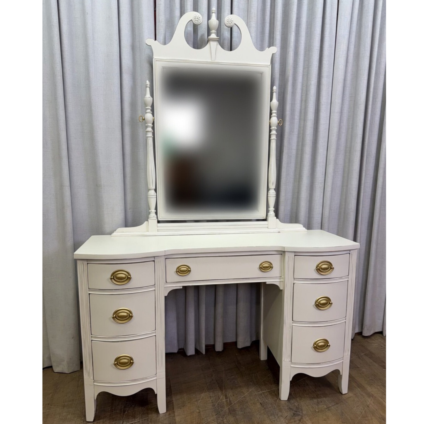 Cute Hepplewhite Vanity with Mirror