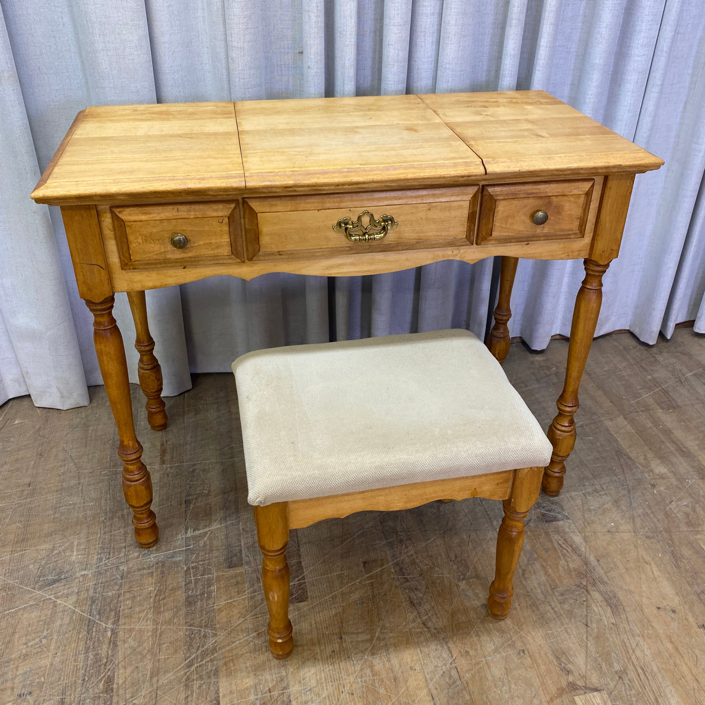 Flip Top Vanity with Stool